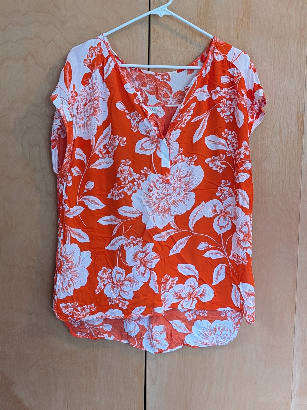 STYLUS Orange and White Floral V‑Neck Short Sleeve Blouse